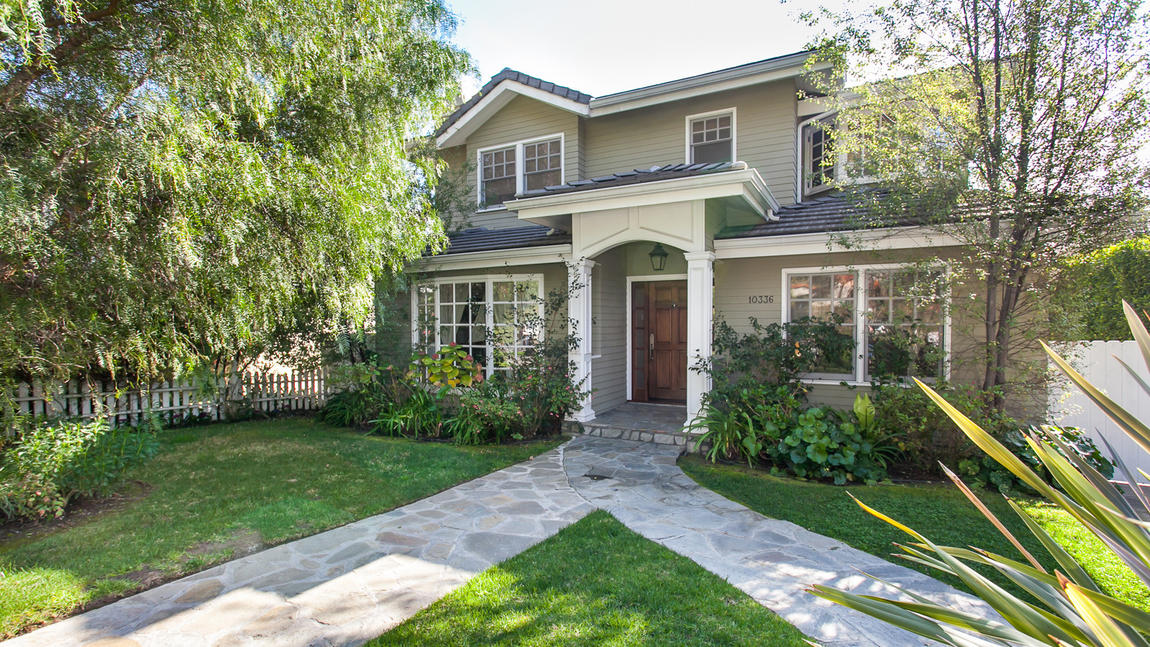 Venduta la villa set della serie tv modern family casa.it Soggiorno con camino classico
