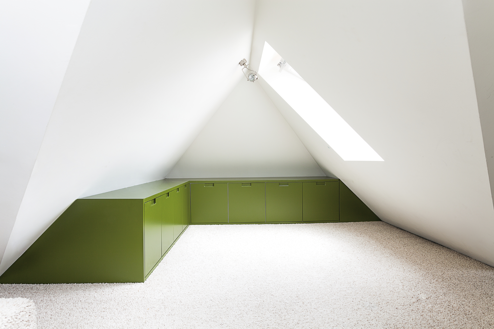 Idee dipingere mansarda: camera da letto in mansarda bassa ...