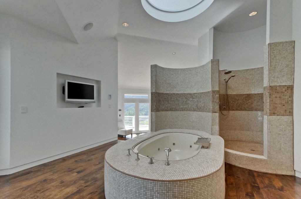In vendita la mega villa del cofondatore di apple steve wozniak ... Bagno con vetrata su giardino