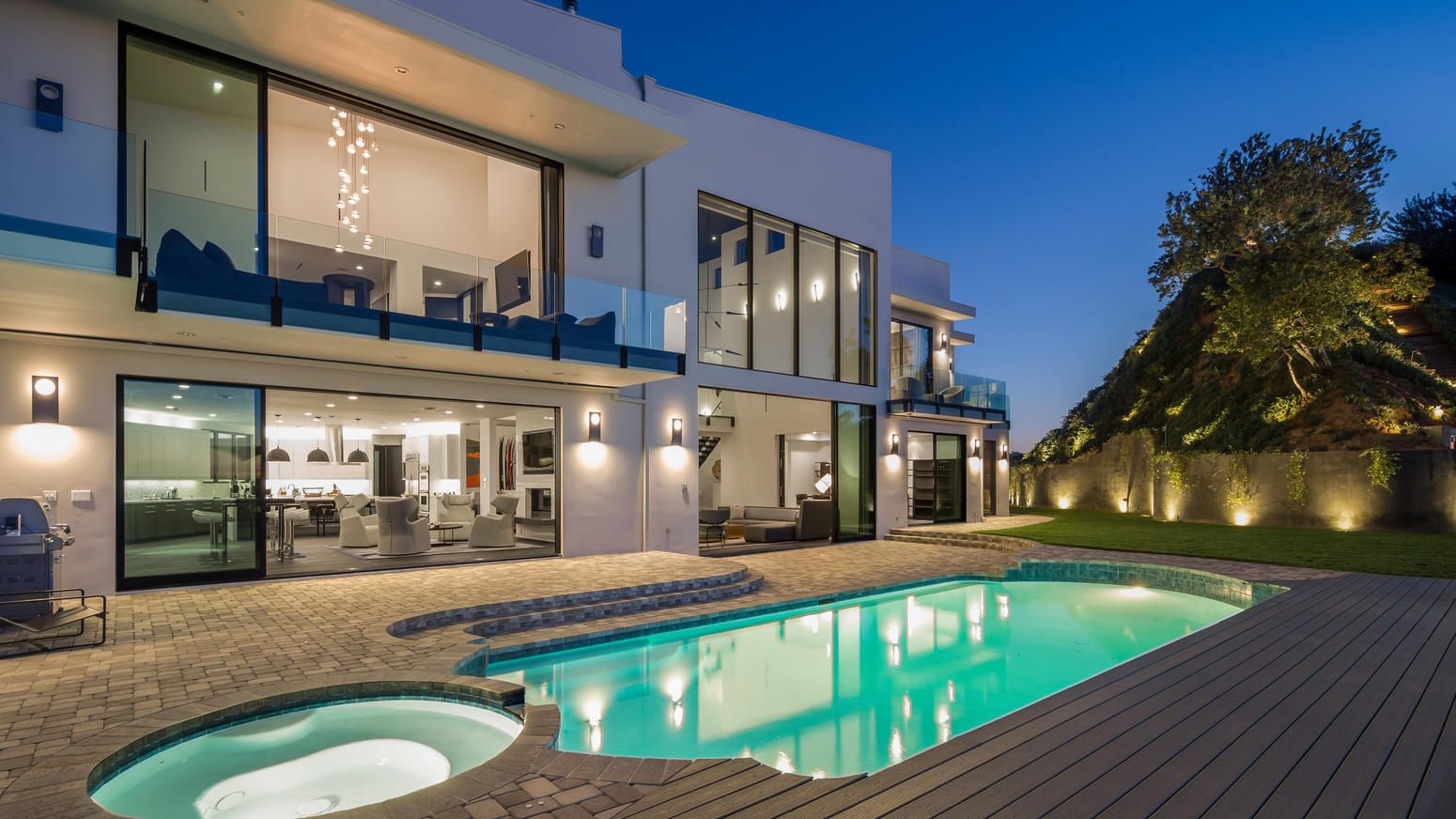 Beverly hills : john legend acquista la mega villa di rihanna casa.it Villa moderna con piscina