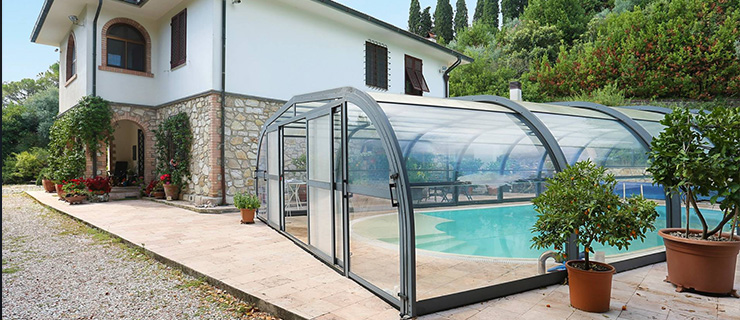 villa con piscina a sfioro