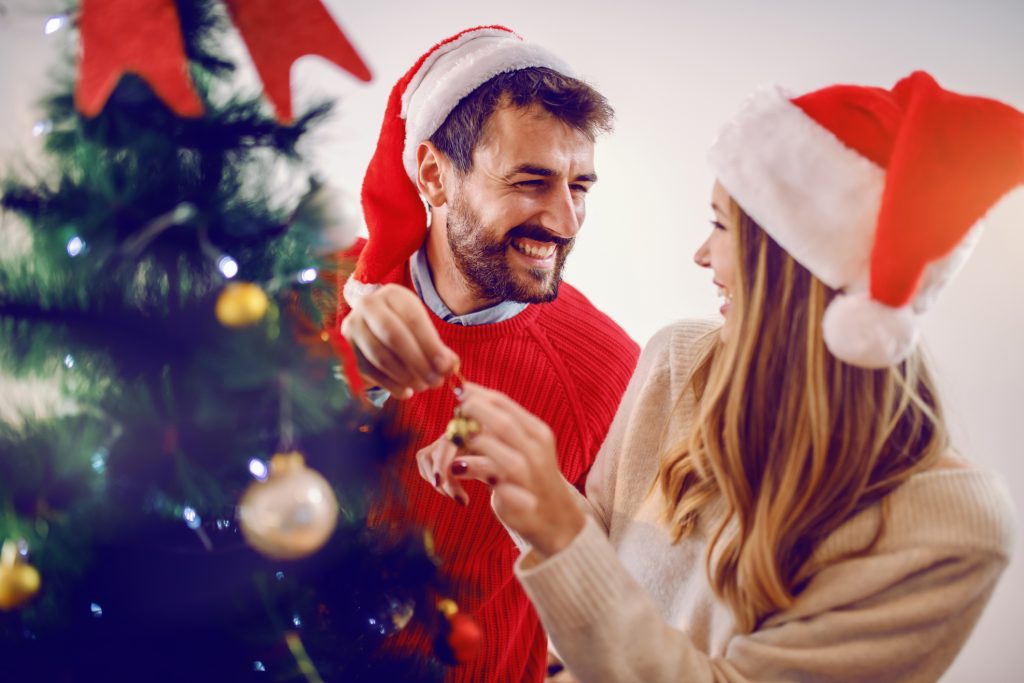 decorare l'albero di Natale