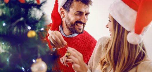 decorare l'albero di Natale